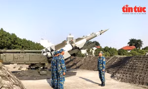 Xây dựng ý chí quyết chiến, quyết thắng cho bộ đội Phòng không - Không quân là điều kiện tiên quyết.