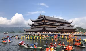 Tam Chúc đẹp như tranh thuỷ mặc trong ngày bế mạc Đại lễ Phật đản Vesak 2019