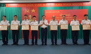 Thiếu tướng Trần Văn Xuân, Phó Chính ủy BTL Cảnh sát biển trao phần thưởng cho các cá nhân đạt giải toàn diện trong hội thi.