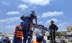 Tàu Hải quân đưa 2 ngư dân bị bệnh nặng từ đảo Nam Yết về đất liền an toàn