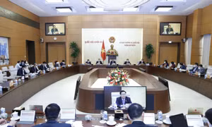 Uỷ ban Thường vụ Quốc hội sẽ chất vấn hai bộ trưởng về cung ứng xăng dầu và giá đất