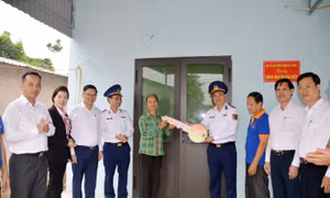 Bàn giao nhà ‘Đại đoàn kết’ cho ngư dân có hoàn cảnh khó khăn tại Quảng Ninh