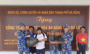 Cán bộ, chiến sĩ đảo Đá Lát tặng lương thực, thực phẩm cho các ngư dân.