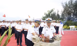 Đảng bộ Vùng 4 Hải quân dâng hương tại Khu tưởng niệm chiến sĩ Gạc Ma