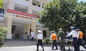 Một ngư dân bị giảm áp do lặn sâu đã được bệnh xá đảo Song Tử Tây cấp cứu kịp thời