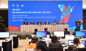 Chủ tịch IPU Duarte Pacheco, Tổng Thư ký IPU Martin Chungong, Chủ nhiệm Ủy ban Đối ngoại của Quốc hội Vũ Hải Hà và Bí thư Tỉnh ủy Bắc Ninh, Chủ tịch Nhóm đại biểu Quốc hội trẻ Việt Nam Nguyễn Anh Tuấn chủ trì buổi họp báo.