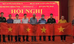 BTL Vùng Cảnh sát biển 4  tặng cờ Tổ quốc cho các chủ phương tiện đánh bắt hải sản trên biển tại TP Hà Tiên
