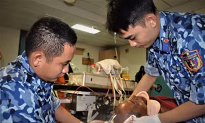 Bộ Tư lệnh Vùng Cảnh sát biển 3 cấp cứu ngư dân bị tai nạn trên biển