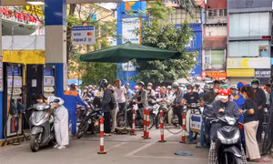 Cửa hàng xăng Nam Đồng (Hà Nội) tấp nập người mua