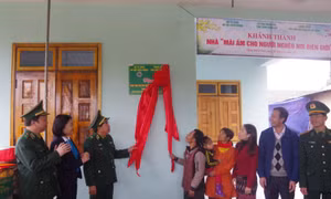 Thiếu tướng Phùng Quốc Tuấn, Phó Chính ủy Bộ đội Biên phòng cùng ông Hồ Văn Phẩy kéo giải băng khánh thành nhà "Mái ấm cho người nghèo nơi biên giới"