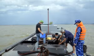 30.000 kg dầu FO không rõ nguồn gốc bị lực lượng chức năng tạm giữ để điều tra làm rõ. Ảnh: Mạnh Thường