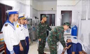 Đảo Trường Sa cấp cứu ngư dân Quảng Nam trong đêm