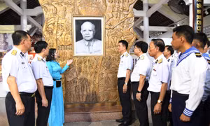 Chính ủy Hải quân dâng hương tưởng niệm Chủ tịch Tôn Đức Thắng
