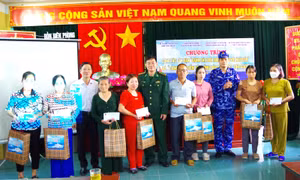 Cảnh sát biển đồng hành với ngư dân tại đảo Bạch Long Vĩ