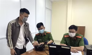 Các chiến sỹ Phòng Cảnh sát Quản lý hành chính về trật tự xã hội (Công an tỉnh Kon Tum) hỗ trợ người dân lấy dấu vân tay khi làm căn cước công dân