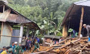 Bộ đội Biên phòng giúp đỡ nhân dân khắc phục thiệt hại bão số 10
