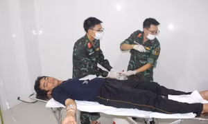 Đảo Sơn Ca huyện Trường Sa tiếp nhận và cấp cứu ngư dân bị nạn trên biển