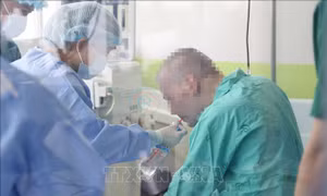 Ngày 3/7, bệnh nhân phi công người Anh đủ sức khỏe về nước