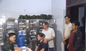 Quân y đảo Song Tử Tây cấp cứu 6 ngư dân ngộ độc do ăn cá hồng