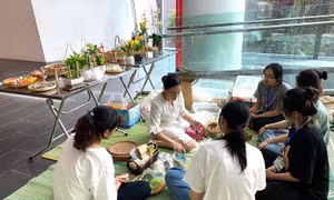 Nghệ nhân Nguyễn Thị Hương Thủy cùng các cộng sự chuẩn bị vật dụng để hướng dẫn trẻ em cách làm các sản phẩm từ đất nặn.