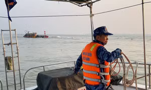  Xuồng 606 thuộc Hải đội 102, BTL Vùng Cảnh sát biển 1 ứng cứu tàu cá bị chìm tại vị trí gần phao số 2A, luồng Cửa Hội