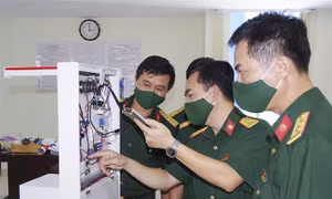 Từ ngày 1/7/2022, chính sách tiền lương của công an, quân đội cũng có nhiều thay đổi. Ảnh: TTXVN