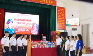 Các đại biểu nghe giới thiệu về mô hình Thành cổ Quảng Trị