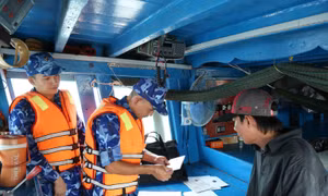 Lực lượng chức năng Bộ Tư lệnh Vùng Cảnh sát biển 4 kiểm tra giấy tờ tàu vi phạm
