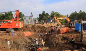 Thủ tướng chỉ đạo tập trung cứu nạn cháu bé rơi xuống ống cọc bê tông
