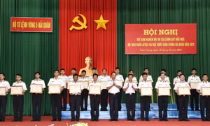 Thủ trưởng Bộ Tư lệnh Vùng 5 Hải quân trao thưởng cho các tập thể đạt thành tích tốt