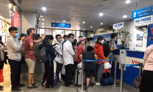 Trong đợt nghỉ lễ 30/4 năm nay trùng vào dịp cuối tuần nên lượng khách đi lại tại bến xe Gia Lâm tăng cao so với ngày thường.