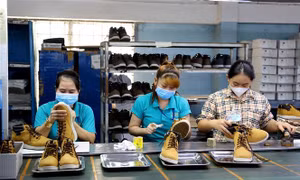Người lao động lo lắng về thu nhập, đời sống trước biến động giá