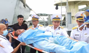 Tàu Hải quân đưa ngư dân gặp nạn trên biển vào bờ bàn giao cho gia đình