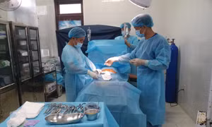 Quân y bệnh xá đảo Song Tử Tây phẫu thuật cho bệnh nhân Nguyễn Xuân Triều