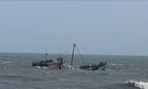 Bộ đội Biên phòng kịp thời cứu 20 ngư dân trên tàu cá bị sóng đánh chìm