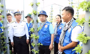 Trao tặng lực lượng vũ trang và nhân dân đảo Nam Du nhiều vật dụng thiết yếu