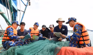 Hải quân tuyên truyền chống khai thác hải sản bất hợp pháp cho ngư dân