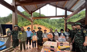 Lực lượng vũ trang vượt điểm sạt lở mang nhu yếu phẩm cứu trợ người dân vùng bị cô lập