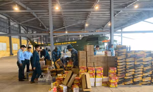 Trực thăng của Sư đoàn 372 bay mang theo 3 tấn hàng cứu trợ đồng bào lũ lụt tại tỉnh Đắk Lắk