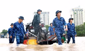 Cảnh sát biển hỗ trợ người dân di chuyển qua vùng ngập sâu cầu Ngà