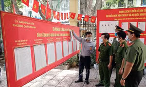 Tổ bầu cử số 2, phường Dịch Vọng, quận Cầu Giấy (Hà Nội) đóng dấu phiếu bầu cử, chuẩn bị cho ngày toàn dân đi bầu cử 23/5/2021. 