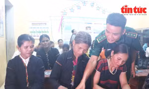 Thầy giáo quân hàm xanh, Thượng úy Hồ Văn Hữu, người dân tộc Vân Kiều - Đội trưởng Đội vận động quần chúng, Đồn Biên phòng Ba Tầng (Bộ Chỉ huy BĐBP Quảng Trị) trong giờ lên lớp dạy chữ cho chị em phụ nữ xã Ba Tầng.