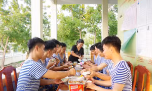 Bữa cơm ấm tình quân dân khi làm nhà ở cho gia đình chính sách