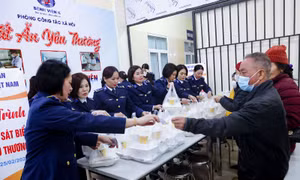 Những suất cơm thắm đượm tình quân dân của các nữ Cảnh sát biển