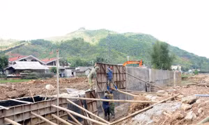 Công trình kè phòng, chống lũ, ngăn chặn sạt lở hai bên bờ suối suối Muội, thị trấn Thuận Châu, huyện Thuận Châu (Sơn La). Ảnh: Quang Quyết/TTXVN