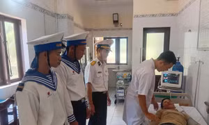 Đảo Trường Sa cấp cứu ngư dân bị đột quỵ não