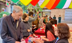 Cử tri Hà Nội hào hứng đi bỏ phiếu, đặt niềm tin vào những lá phiếu lựa chọn