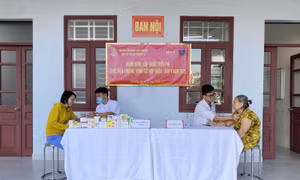 Hơn 300 thương bệnh binh và người có công được Vùng 5 Hải quân khám bệnh, cấp thuốc miễn phí 