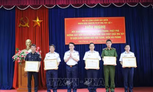 Thiếu tướng Vũ Trung Kiên - Phó Tư lệnh Cảnh sát biển trao tặng Bằng khen cho các tập thể, cá nhân