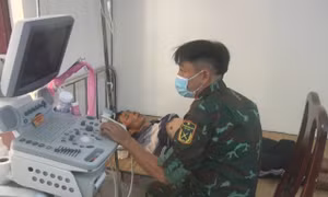 Quân y đảo Phan Vinh thăm, khám sức khỏe cho bệnh nhân Hồ Văn Huệ